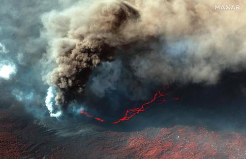 La imagen satelital infrarroja muestra la lava del volcán La Cumbre Vieja, en La Palma, en Islas Canarias. No hay perspectivas de que la erupción termine pronto, indicaron expertos luego de tres semanas y media de actividad.