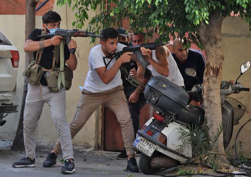 Combatientes de los movimientos chiítas de Hezbolá y Amal durante los enfrentamientos de ayer en el área de Tayouneh, en un suburbio del sur de Beirut.