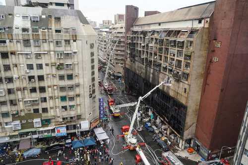 Operaciones de rescate en el edificio incendiado en la ciudad de Kaohsiung, en el sur de Taiwán.