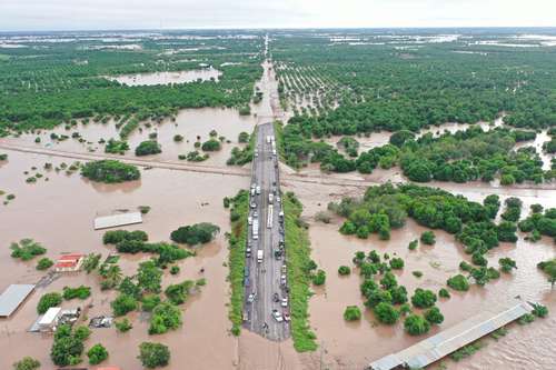  Las aguas desbordadas del río Acaponeta inundaron una parte de la autopista Tepic-Villa Unión (entre Nayarit y Sinaloa) luego de los aguaceros que dejó la tormenta tropical Pamela. Elementos de la Secretaría de Seguridad y Protección Ciudadana rescataron en los tramos anegados a cerca de 50 personas. Foto La Jornada y cortesía de la Sociedad Rosarense