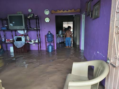  El río Baluarte se salió de cauce y sumergió cientos de viviendas de la comunidad de Laguna de Beltranes, ubicada a 10 kilómetros de la cabecera municipal de El Rosario, Sinaloa. Foto La Jornada y cortesía de la Sociedad Rosarense