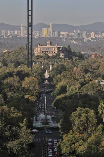 Vista parcial del poniente de la Ciudad de México desde la parte alta del Ángel de la Independencia, durante la presentación de los trabajos de restauración.