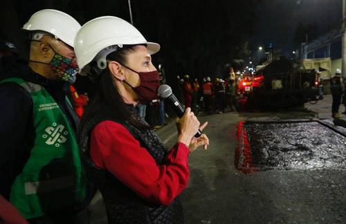 La jefa de Gobierno, Claudia Sheinbaum, dio el banderazo de salida anoche a un programa especial de bacheo en las principales arterias de la Ciudad de México, que inició en la calzada Ignacio Zaragoza, donde se tienen identificados 285 baches y nueve desniveles generados por deformaciones. Se prevé que sean reparados en el lapso de una semana.