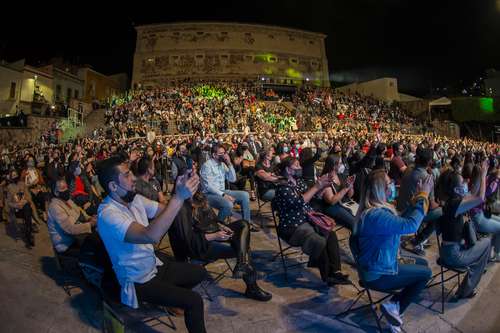 El Festival Internacional Cervantino, que se realizará durante 19 días en Guanajuato, se inició ayer con Cuba y Coahuila como invitados de honor. Formell y Los Van Van, la legendaria agrupación cubana, fueron los encargados de la inauguración junto con la Orquesta Filarmónica del Desierto, de Coahuila de Zaragoza, bajo la batuta de Natanael Espinoza.