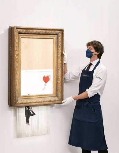 El cuadro Niña con globo de Banksy, que fue semidestruido durante una subasta en Londres hace tres años (en protesta contra el mercantilismo del arte), fue vendido este jueves por 18.6 millones de libras (25.4 millones de dólares o 508 millones de pesos ), un récord para el artista británico. La obra, rebautizada como Love is in the bin (El amor está en la papelera), superó el récord de 22.9 millones de dólares alcanzado en marzo por Game Changer (Cambio de las reglas de juego). Niña con globo apareció en 2002 como un grafiti en una pared en la orilla sur de Londres y llegó a ser nombrada como la obra de arte preferida por los ingleses.