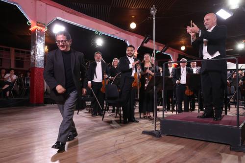 Héctor Infanzón, en la imagen, con la orquesta sinfónica del IPN en el salón Los Ángeles.