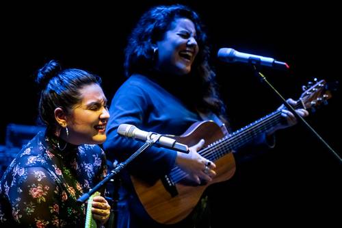 Las hermanas Pastenes, integrantes del dueto chileno Yorka, durante su actuación en la feria.