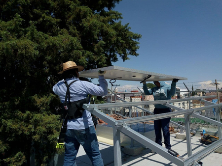 Pareja de instaladores. Cooperativa Onergia