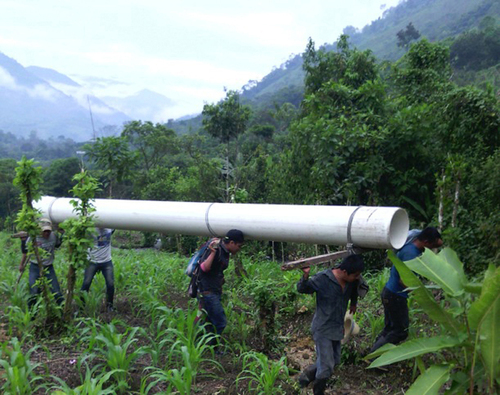 Entre las montañas y los cerros, la población de las comunidades se organiza para el acarreo de los materiales.  MadreSelva