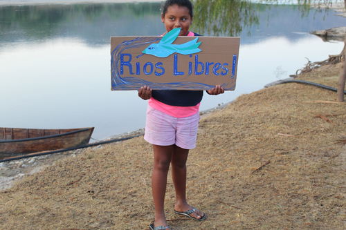 Niña de Paso de la Reyna defendiendo el río Verde. EDUCA A.C.