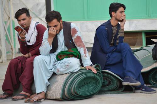 Los sobrevivientes del ataque vagaban aturdidos o lloraban angustiados, según videos tomados en el templo. La imagen, en el patio dentro de la mezquita.