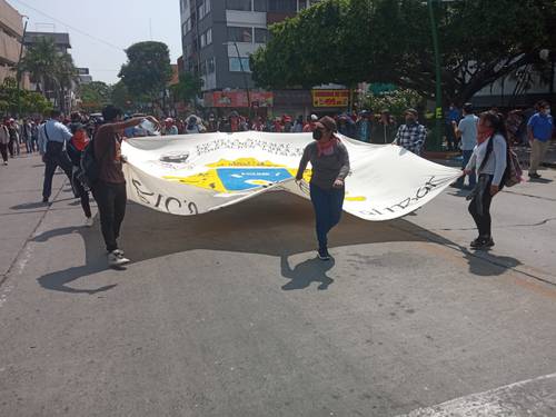 Unos 100 estudiantes de la Escuela Normal Manuel Larráinzar, con sede en San Cristóbal, marcharon ayer en Tuxtla Gutiérrez, Chiapas, para exigir que se instale una mesa de negocia-ciones y sea atendida su demanda de construir y equipar dos aulas. El 12 de octubre la policía estatal replegó a los jóvenes con gases lacrimó-genos cuando trataban de ingresar al palacio de gobierno por una entrada lateral protegida con vallas, pues solicitaban que los atendieran auto-ridades educativas.