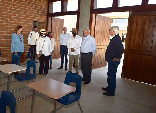 El presidente Andrés Manuel López Obrador encabezó la inauguración de la Universidad del Bienestar, sede San Quintín. En los costados, Marina Ávila, gobernadora electa, y Jaime Bonilla, mandatario hasta finales de mes.