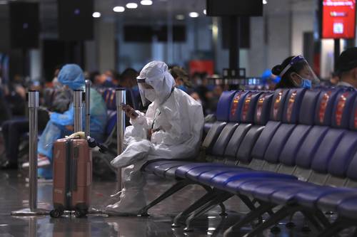 Pasajeros esperan su salida en el aeropuerto de Ciudad Ho Chi Minh, Vietnam, nación asiática que ha retomado los viajes aéreos tras varios meses de suspensión por la pandemia.