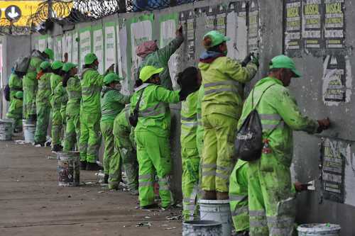 Sindicalizados que se han opuesto a los contratos colectivos han sufrido abusos e intimidación de patrones y líderes charros. En la imagen, trabajadores de limpia retiran anuncios de papel pegados en oficinas gubernamentales.