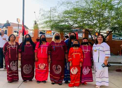 Quedan menos de 20 personas hablantes de la lengua o’otham. En la imagen, integrantes de esa etnia con sus atuendos tradicionales.