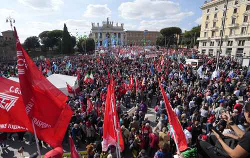 La marcha fue convocada una semana después de la manifestación contra el pase sanitario, durante la cual fue atacada la sede de la CGIL, una de las mayores asociaciones gremiales.