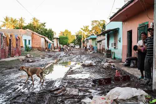 Pobladores de Acaponeta continuaban sin electricidad y con las calles llenas de lodo, como parte de los daños por las lluvias ocasionadas por Pamela.