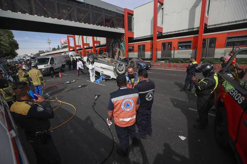 El percance se registró la tarde de ayer a la altura de la estación Nativitas, en el cual un par de puestos sobre la acera fueron golpeados, lo que dejó dos personas heridas.