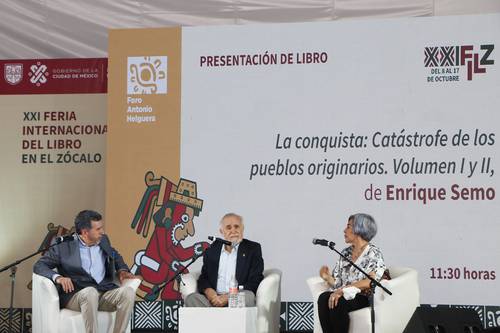 Enrique Semo en la presentación de su libro La Conquista: Catástrofe de los pueblos originarios, realizada este sábado en la Feria Internacional del Libro en el Zócalo.