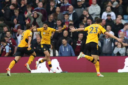 El mexicano Raúl Jiménez (centro) celebra con sus compañeros la remontada de los Wolves 3-2 sobre el Aston Villa.