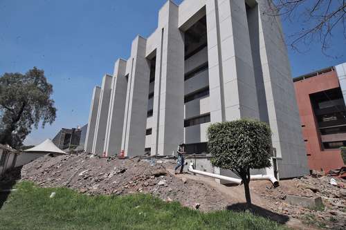 Inaugurado hace 40 años, el recinto se ha hundido hasta un metro y medio por el peso y los terremotos.