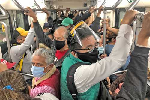 Ayer en la Ciudad de México se registraron aglomeraciones en la línea 1 del Metro, después del anuncio de que el semáforo por la contingencia sanitaria pasaría a verde.