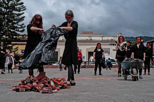 En San Cristóbal de las Casas, Chiapas, feministas y organizaciones civiles realizaron ayer la intervención Zapatos Rojos. La manifestación artística de denuncia se basa en la obra Zapatos Rojos de Elina Chauvet, los cuales simbolizan la ausencia de las mujeres, trans, bisexuales, travestis y no binarias víctimas de feminicidio.
