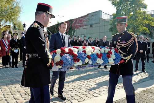 El presidente francés, Emmanuel Macron, rindió homenaje ayer en el puente Bezons a las víctimas de la brutal represión policial contra una protesta de argelinos en París, cometida el 17 de octubre de 1961. Unos 12 mil argelinos fueron detenidos, al menos 120 murieron “y algunos cuerpos fueron arrojados al Sena”, indicó un comunicado de la oficina del mandatario.