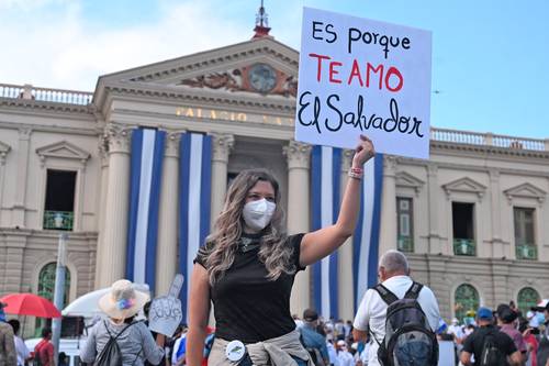 Unas 4 mil personas protestaron ayer en El Salvador contra el presidente Nayib Bukele y las recientes acciones de su administración. Campesinos, feministas, comunidad LGBT, indígenas, ambientalistas, así como políticos de oposición, salieron a las calles de la capital para rechazar el bitcóin como moneda de curso legal, la remoción de un tercio de jueces y magistrados del Poder Judicial, y un fallo de la Suprema Corte que abre las puertas a la relección presidencial inmediata, que fue criticada por Estados Unidos. Portando pancartas, banderas y carteles, los inconformes corearon consignas: “¿Qué quiere El Salvador? Sacar al dictador”, mientras exigían respeto a la independencia de poderes. El mandatario salvadoreño descalificó la protesta. “La marcha es un fracaso y lo saben”, escribió en Twitter.