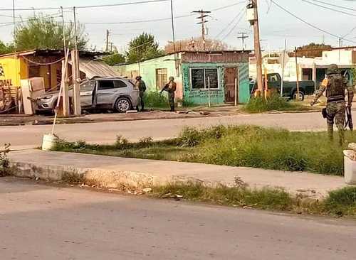 Militares resguardan la zona donde un presunto criminal mu-rió tras impactar su camioneta contra un puesto de tacos, luego de ser herido durante un en-frentamiento entre elementos del Ejército y una célula del cártel del Golfo, en Matamoros.