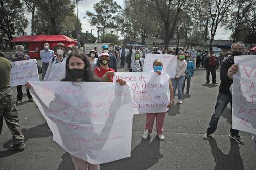 Habitantes de las colonias de las alcaldías Tlalpan y Coyoacán que se verían afectadas por el desarrollo Complejo Estadio Azteca, en días pasados realizaron un mitin en la explanada del coloso de Santa Úrsula para dar a conocer su descontento con la encuesta que se realiza por no considerar la libre determinación de los pueblos originarios de la zona.