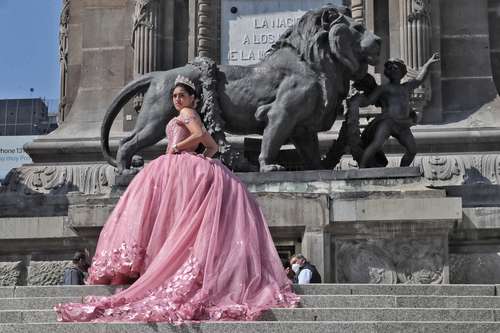 Como antes de la pandemia, una quinceañera se retrata en las escalinatas de la glorieta del Ángel, en el retorno a la vieja normalidad.