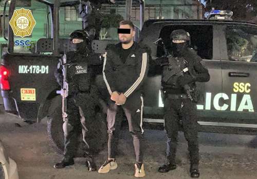 Uno de los cuatro detenidos por elementos de la Secretaría de Seguridad Ciudadana y la Fiscalía General de Justicia, presuntamente relacionados con el ataque a un empresario en los alrededores del Aeropuerto Internacional de la Ciudad de México.
