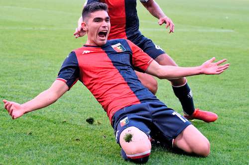 El mexicano Johan Vásquez debutó ayer en la Serie A italiana con un gol que le dio el empate a su equipo Génova 2-2 contra Sassuolo.