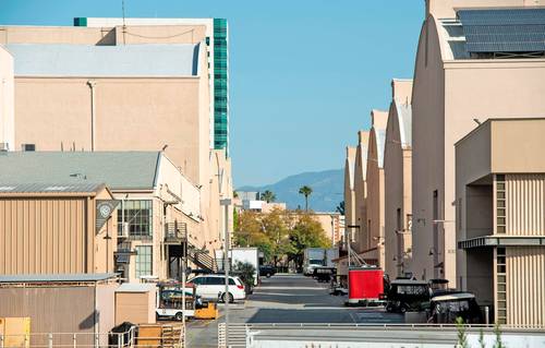 Una de las calles del área de Warner Brothers, en abril de 2020.