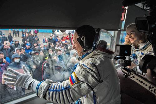 El cosmonauta Anton Shkaplerov y Peresild antes de abordar la nave Soyuz MS-19 que los llevó al laboratorio.