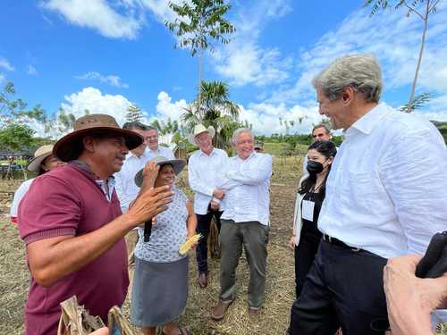John Kerry, enviado especial de EU para el clima, escucha la explicación del ejidatario Carmelino Cruz.