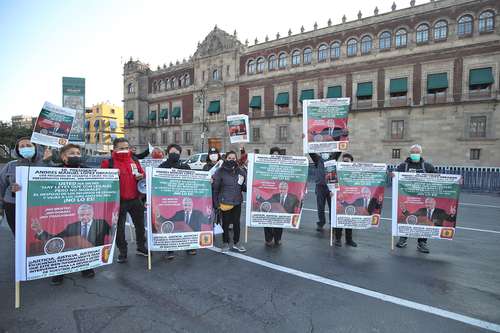 EN BUSCA DE AUDIENCIA. Jubilados del IMSS se plantaron frente a Palacio Nacional la mañana de ayer para exigir la devolución de sus ahorros por vejez y cesantía.