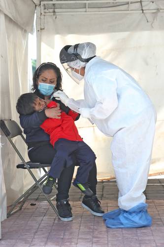  Un niño se resiste a la prueba para detectar la infección por Covid-19 en uno de los módulos de la CDMX. Foto Luis Castillo