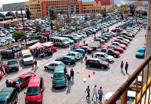 En San Luis Potosí y muchos estados más del norte del país, es común que en los tianguis de autos usados abunden los vehículos extranjeros introducidos al país de forma ilegal. Esa entidad no está incluida en las que regularizarán los autos chocolates.