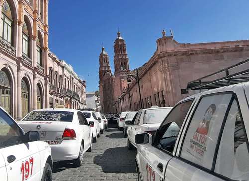 Centenares de taxistas de las ciudades de Zacatecas y Guadalupe estacionaron sus unidades en las calles aledañas al centro histórico de la capital del estado en protesta por concesiones “piratas”.