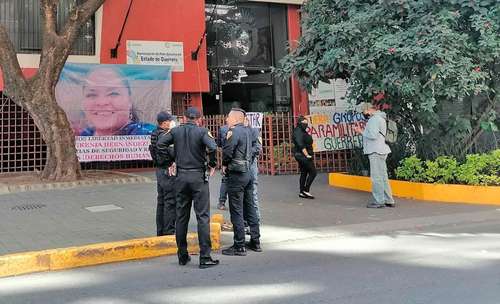 Integrantes del colectivo Zapata Vive se plantaron ayer por la mañana en la casa de representación del gobierno de Guerrero ubicada en la Ciudad de México en demanda de la liberación de la activista Kenia Hernández Montalván, originaria del municipio de Xochistlahuaca.