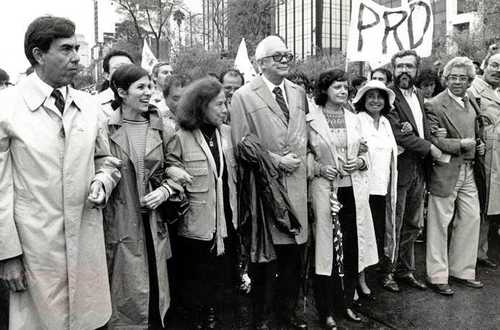 CELESTE BATEL, COMPAÑERA DE LUCHA. Cuauhtémoc Cárdenas y su esposa, Celeste Batel (izquierda), acompañados por Rosario Ibarra, Heberto Castillo y Alejandro Encinas (de barba), entre otros, durante una protesta en la capital del país.