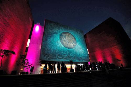 El presidente de la mesa directiva de la Cámara de Diputados, Sergio Gutiérrez, e integrantes de la Comisión de Género encabezaron la ceremonia de iluminación en color rosa de la fachada principal del recinto para conmemorar el Día Internacional de la Lucha contra el Cáncer de Mama. En México, el año pasado murieron 7 mil 931 mujeres por esa enfermedad.