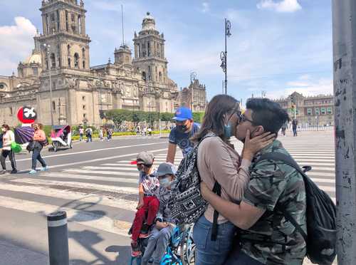 Con el regreso al semáforo verde por la pandemia de Covid-19, la sana distancia parece transmutar hacia sanas caricias. Una pareja aumenta el contacto en las calles del Centro Histórico, ayer en la Ciudad de México.