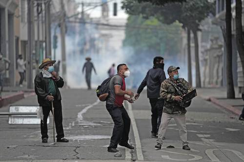 Militares veteranos protestaron ayer durante unas dos horas afuera del Congreso de Guatemala, tras lo cual lograron derribar el portón del estacionamiento e ingresar con violencia al recinto.