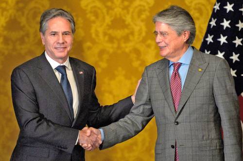 Antony Blinken, secretario estadunidense de Estado (a la izquierda), saluda al presidente de Ecuador, Guillermo Lasso, en el Palacio de Carondelet, durante su primera gira por países de Sudamérica.