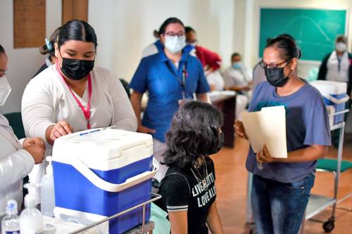 Menores de 12 a 17 años recibieron ayer la vacuna contra el Covid-19 en el Hospital General Regional 66 del IMSS, en Ciudad Juárez.