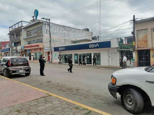 Fuerzas federales y estatales desplegaron un operativo ayer en una sucursal bancaria ubicada en la colonia Campo Primero de Mayo, del municipio de Cerro Azul, Veracruz.